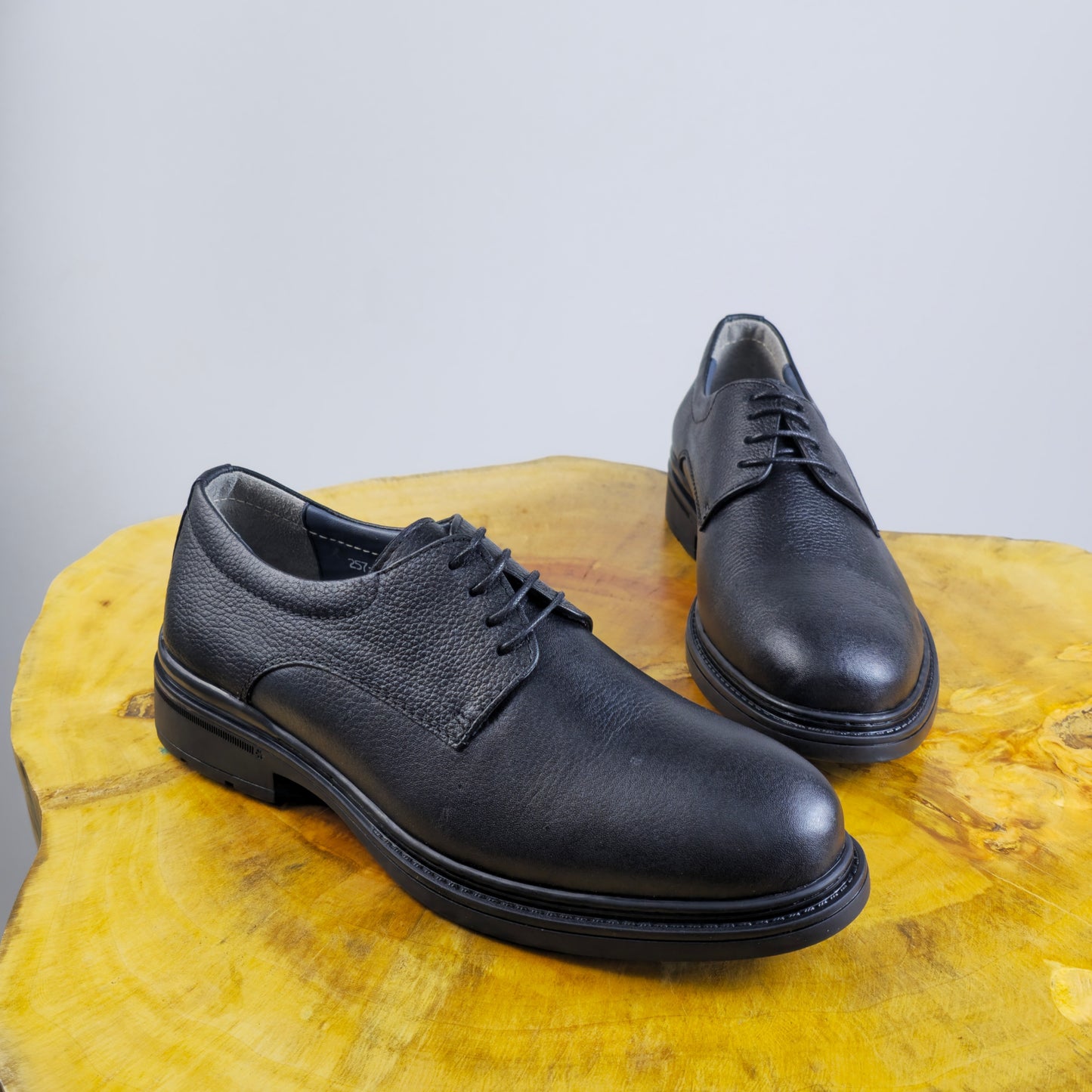 0557 chaussure Richelieu homme en cuir noir
